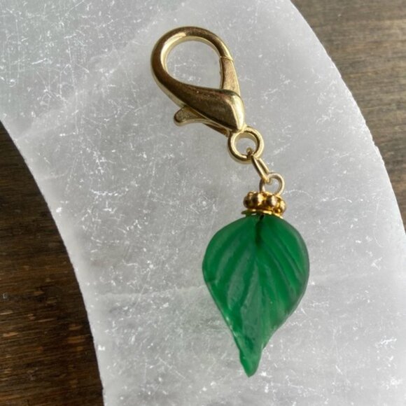 EMERALD GREEN  SEAGLASS GOLD BAG CHARM - Picture 1 of 4